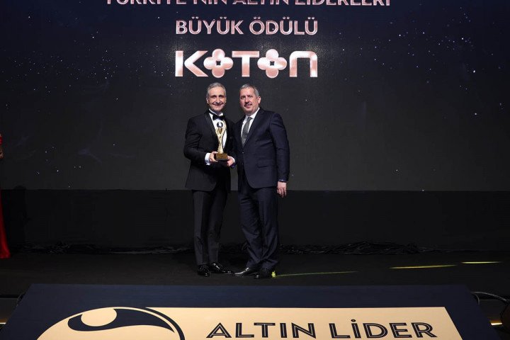 1703253200-Solda-Koton-CEO-su-B-lent-Sabuncu-sa-da-Ticaret-Bakan-Yard-mc-s-Mahmut-G-rcan-2 Koton’a Türkiye’nin Altın Liderleri Büyük Ödülü