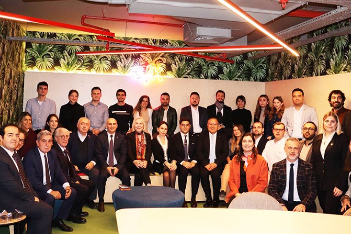 Genc-ihracatcilar-konseyi-2 Toplu fotoğraf çektiren insanlar
