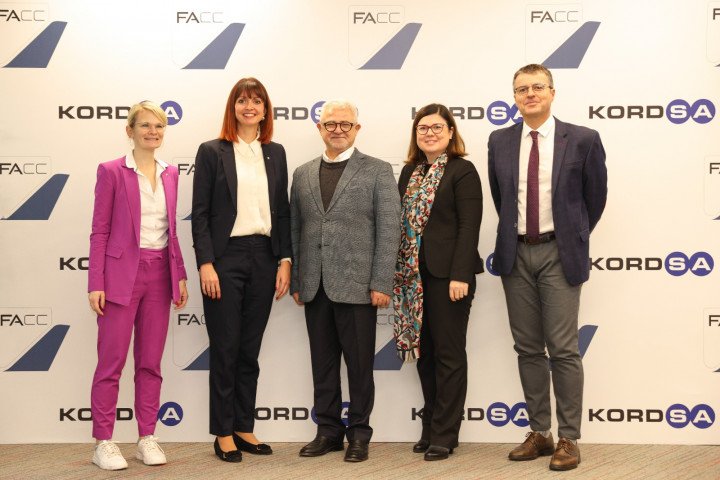 Kordsa-FACC-2 Poz veren iş insanları