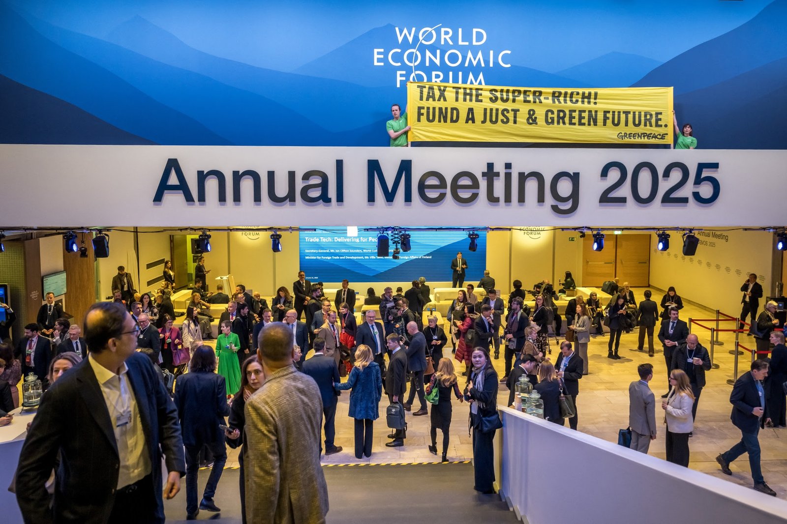 Greenpeace Aktivistleri Davos’ta Protesto Düzenledi