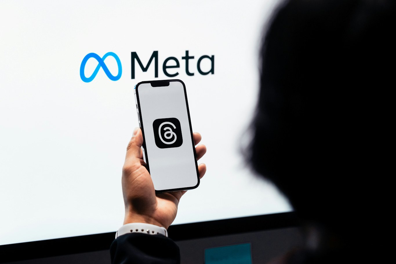 julio-lopez-kUATfFyJQQ4-unsplash_edited Meta'dan Chatgpt'ye rakip geliyor.