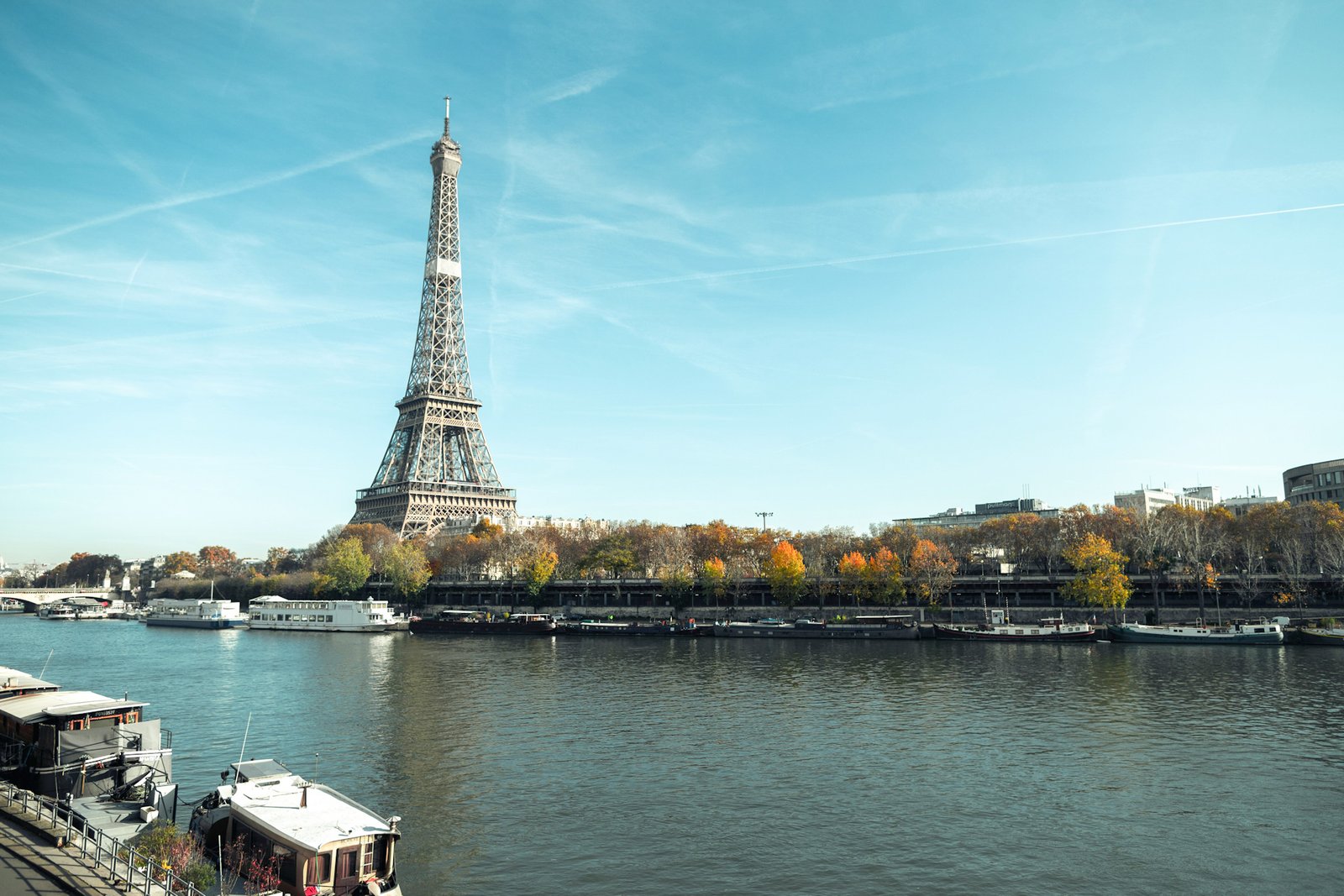 Paris’in Seine Nehri, Yazın Louvre’u Serinletiyor