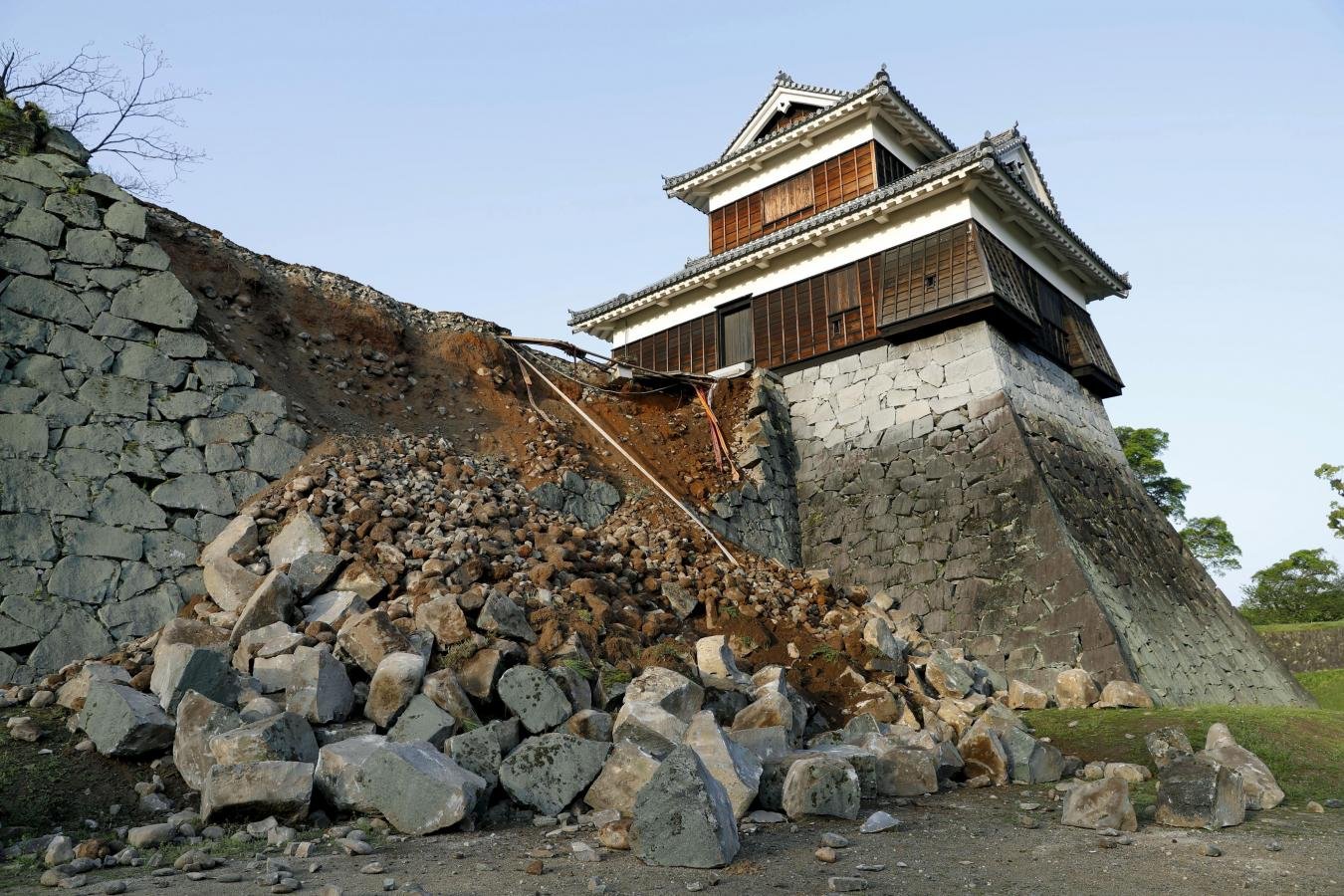 Japonya'da 400 Yıllık Kumamoto Kalesi Depremde Yeniden Hasar Gördü